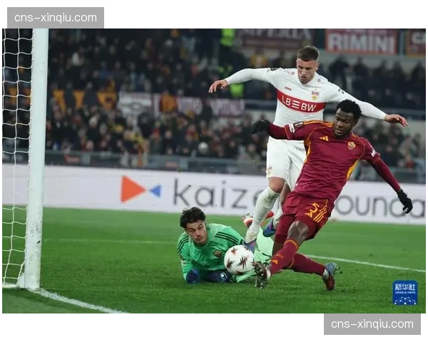 争议瞬间：斯图加特进球前疑似犯规断球，VAR介入后认定抢断干净，转换有效