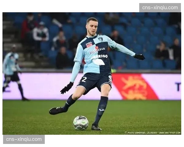 现场：勒阿弗尔主场因突发强风导致角旗区广告板被吹倒，比赛短暂中断