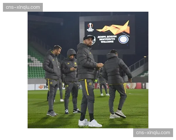 赛前踩场：国米全队抵达米兰马尔彭萨机场，将飞赴客场