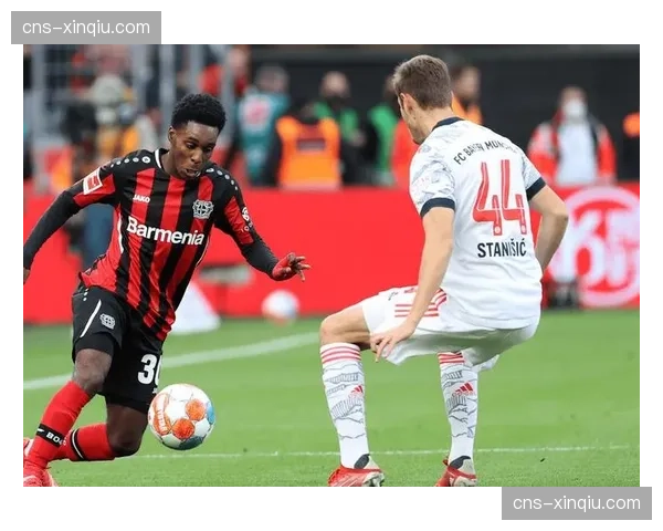 焦点瞬间:霍芬海姆球员主罚点球前,草皮被紧急修补。 焦点瞬间:霍芬海姆球员主罚点球前,草皮被紧急修补。